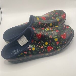 Western Chief Floral Strawberry Rain Shoes Clogs 10